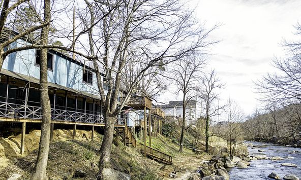 Riverside Lodge at Chimney Rock: 289 Main St, Chimney Rock, NC 28720